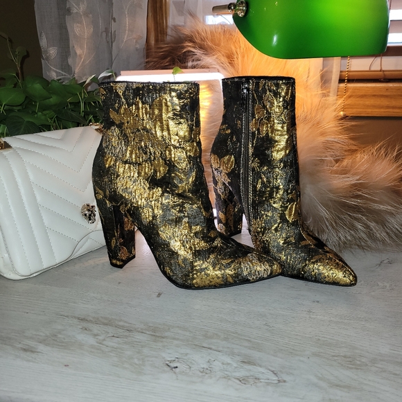 Sexy JS boots sz 6 true to size. Gold & Black ankle boots. Wore maybe 2 times. - Picture 6 of 13